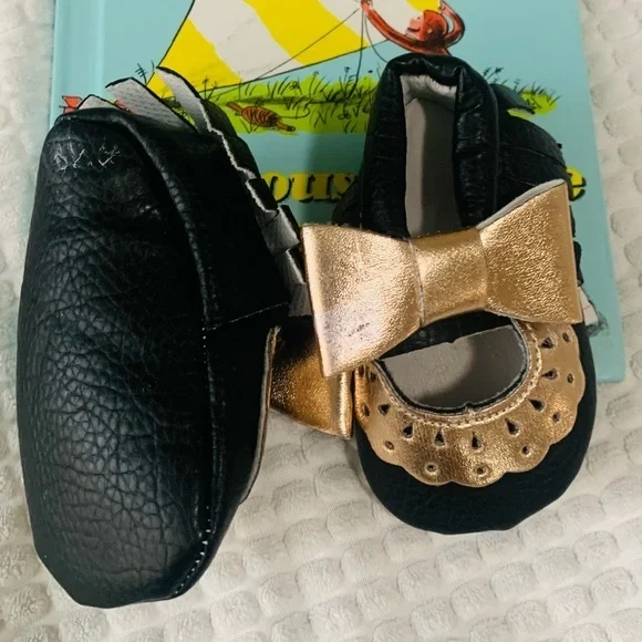 2 pairs Baby girl shoes.  Size 7‎ and newborn size - Picture 6 of 13